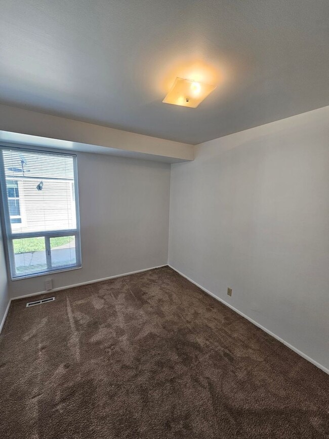 Building Photo - Great 3 Bed / 2 Bath Duplex in Millcreek