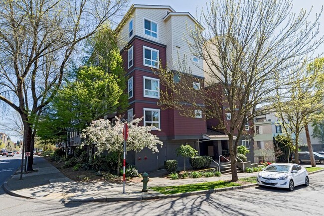 Building Photo - Top Floor 2bed/1.25bath Condo w/Secure Parking