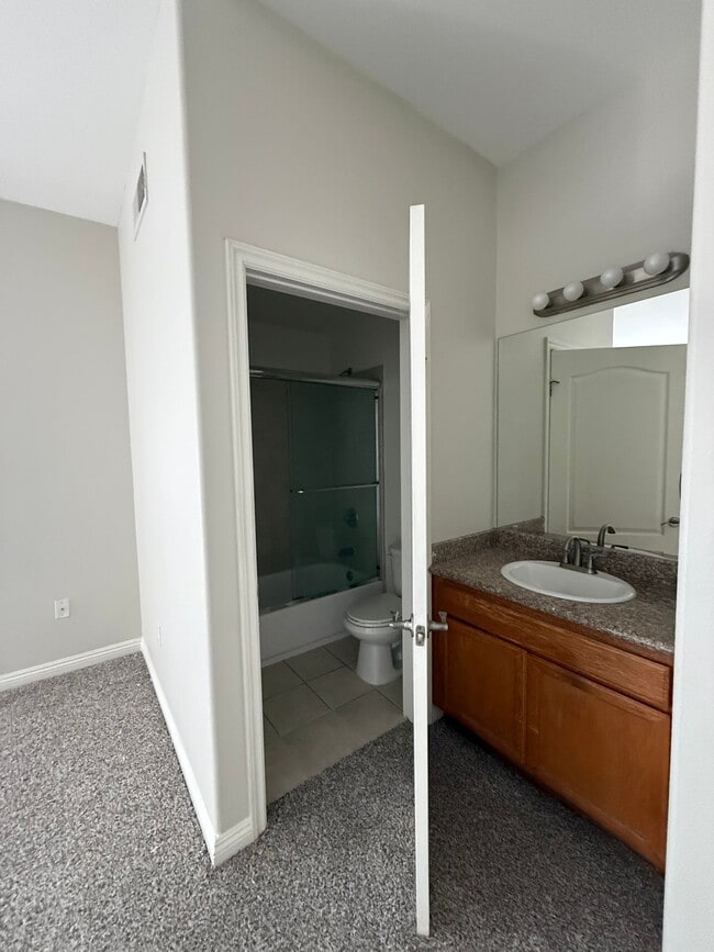 Building Photo - Very large 2 + 2 1/2 townhouse in Northridge