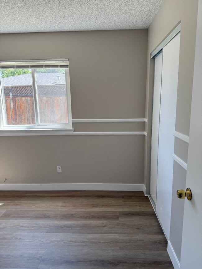 Building Photo - Newly remodeled