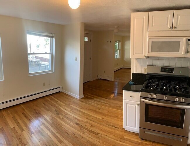 Building Photo - 138 Thorndike St