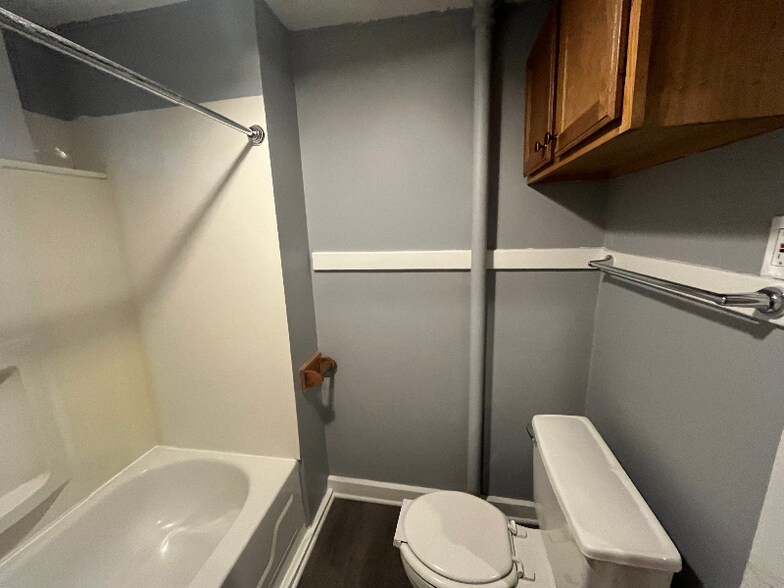 Building Photo - 1830 N Oakland Ave