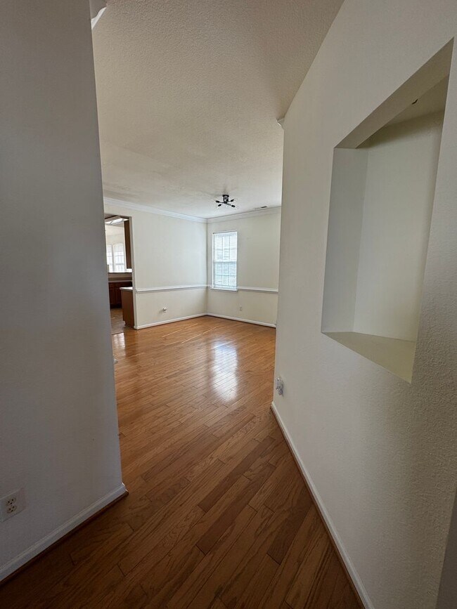 Building Photo - BEAUTIFUL OPEN FLOOR PLAN