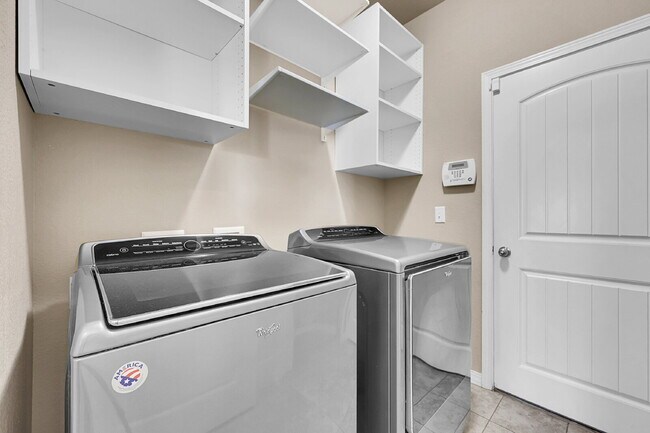 Building Photo - $2,940.95, $300.00 off the first month's rent, 6 Bedrooms, 3 Bathrooms, Single Family Home in Col...