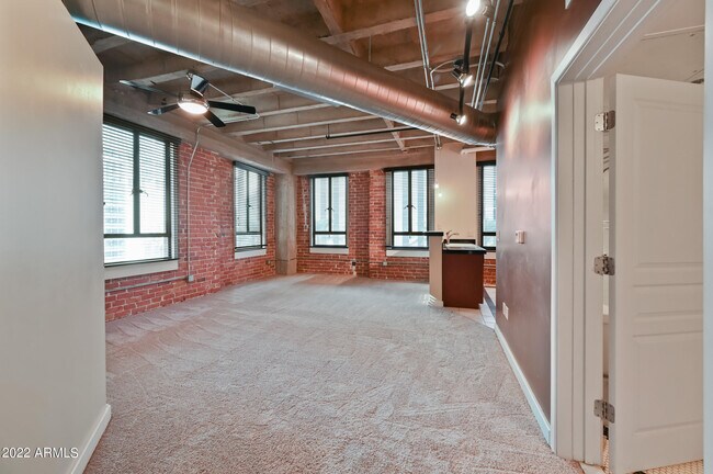 Building Photo - 114 W Adams St