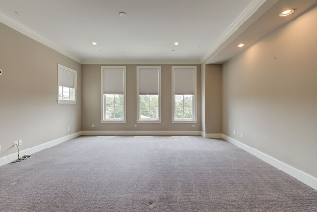Building Photo - Spectacular Home 4 Bedrooms / 4.5 Bathroom...