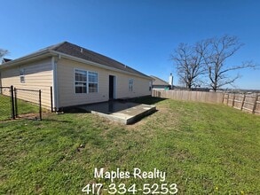 Building Photo - 3 Bed | 2 Bath Home in Hollister, MO – Flat Yard + 2-Car Garage