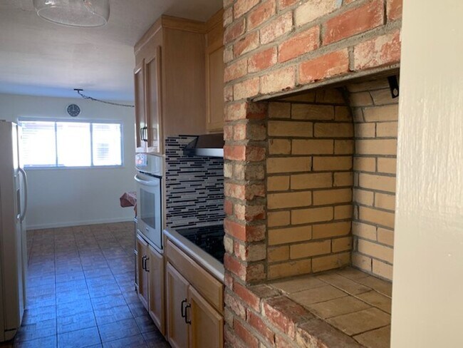 Building Photo - Spacious house with hardwood, handicap ramps, pet friendly, large garden with fruit trees