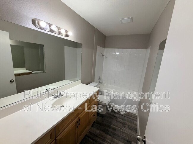 Building Photo - 1405 E Vegas Valley Dr