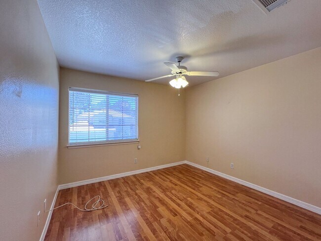 Building Photo - Pool Home in Gated Community