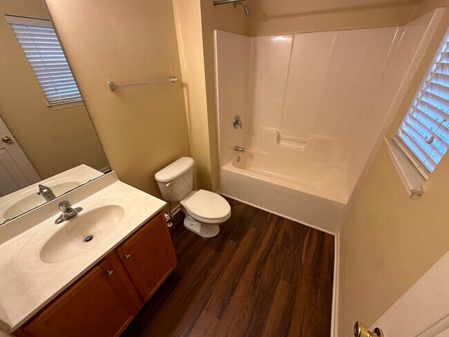 Building Photo - Great 2 Bedroom 2.5 Bath in Ridge Creek!