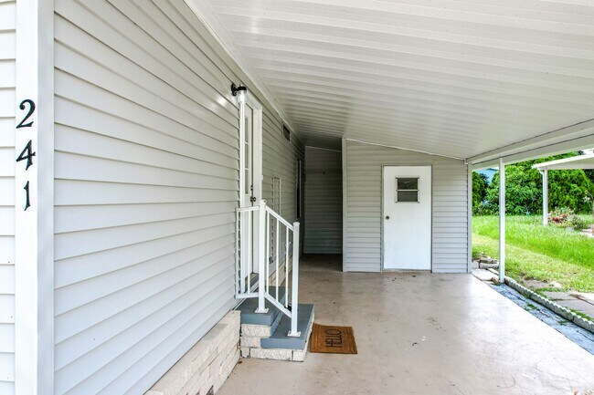 Building Photo - Gorgeous fully remodeled 2-Bedroom, 2 Bath...