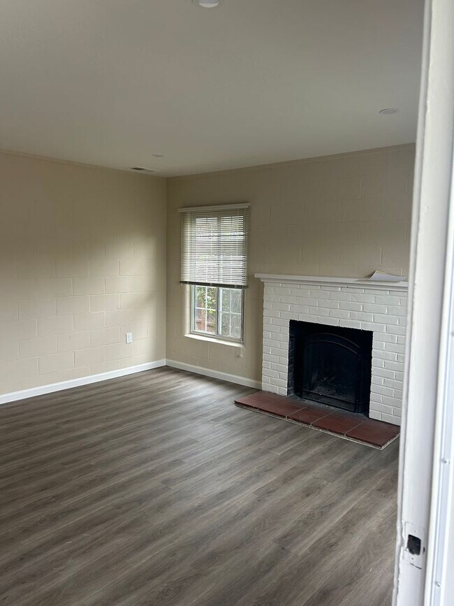 Building Photo - Adorable home in San Carlos with large yard