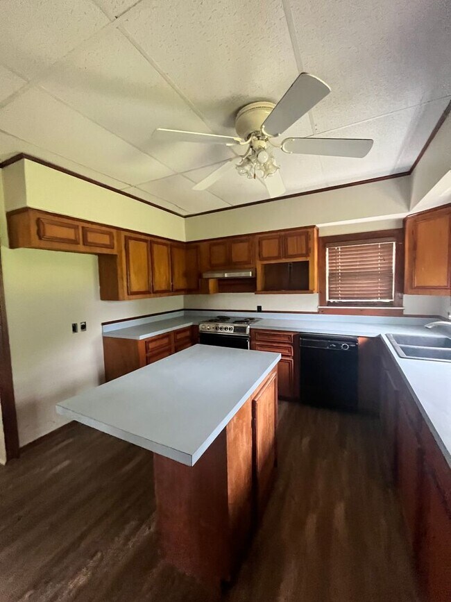 Building Photo - Beautiful 3/2 Farmhouse on Acreage