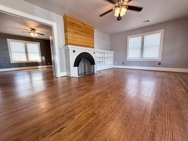 Building Photo - Updated 2BD 1BA Craftsman Home in Central ...