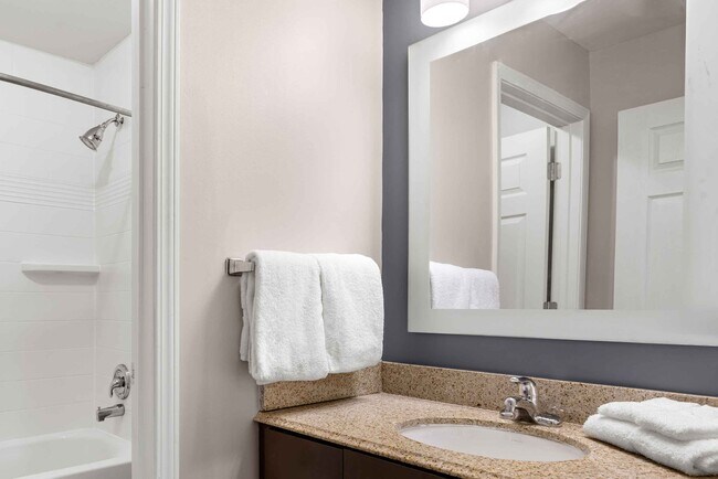Building Photo - Furnished Studio-Fenton
