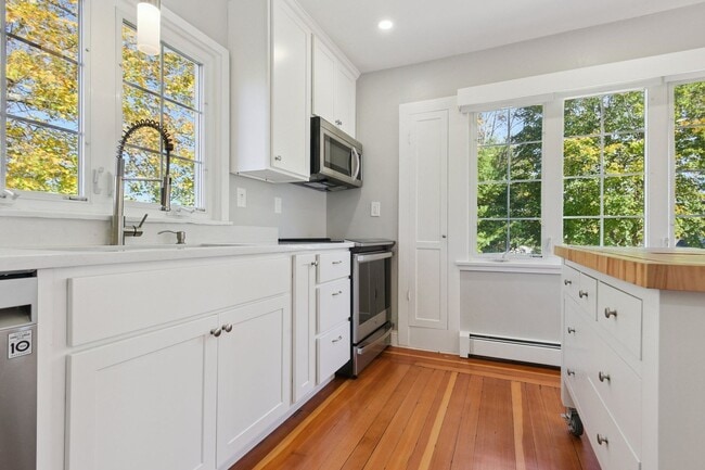 Building Photo - Charming 3-Bedroom in Downtown Niantic