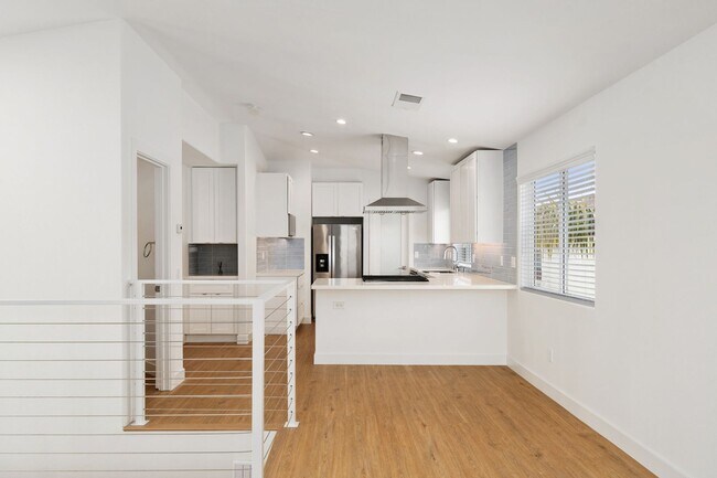 Building Photo - Luxurious Coastal Retreat with Stunning Oc...