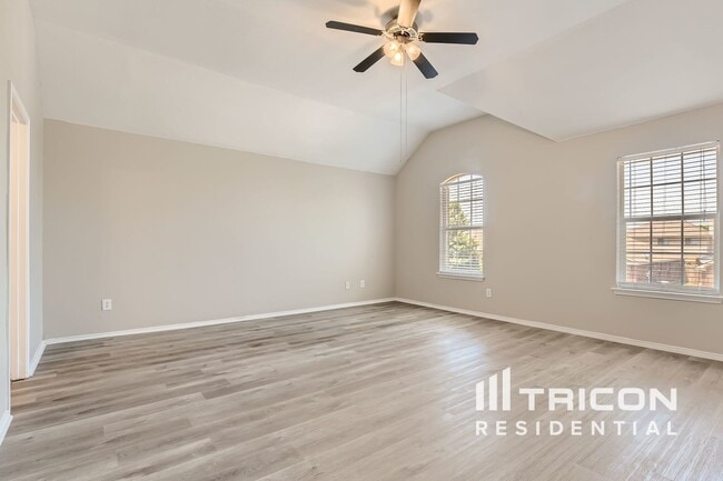 Building Photo - 421 Emerald Creek Dr