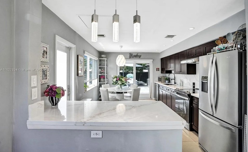 Building Photo - 1001 NE 17th Ct