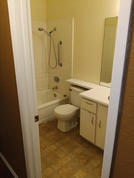 Building Photo - 6724 Plymouth Rd