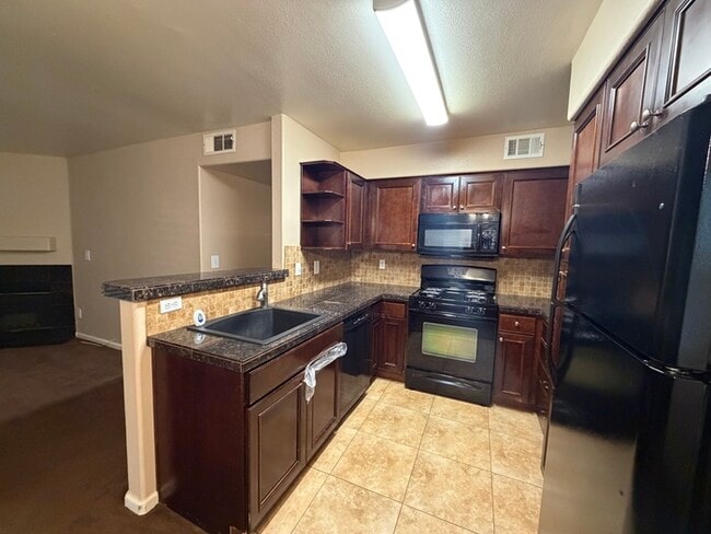 Building Photo - Carry Over Showing: This property has been shown before and will be rented to the first most qual...