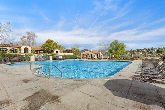 Building Photo - Gorgeous Eastlake Townhome!