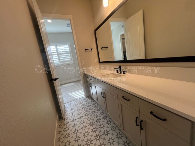Building Photo - 2996 Minaret Wy