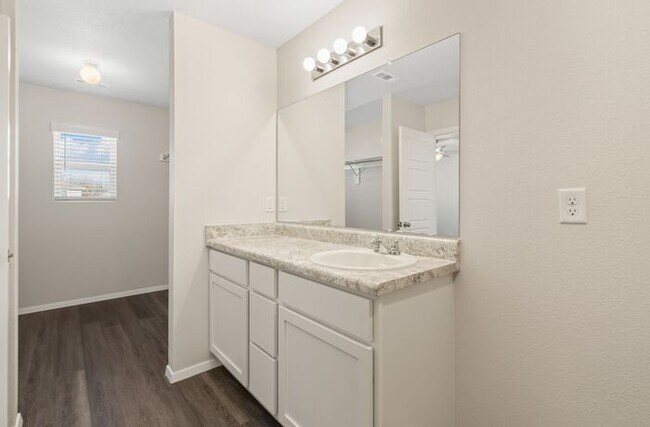Building Photo - Discover Modern Living | Comfortable 3 Bedroom, 2.5 Bath Home with Upstairs Loft in Farmington