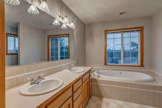 Building Photo - 4 bedroom, 3 bath Dog Friendly Home!