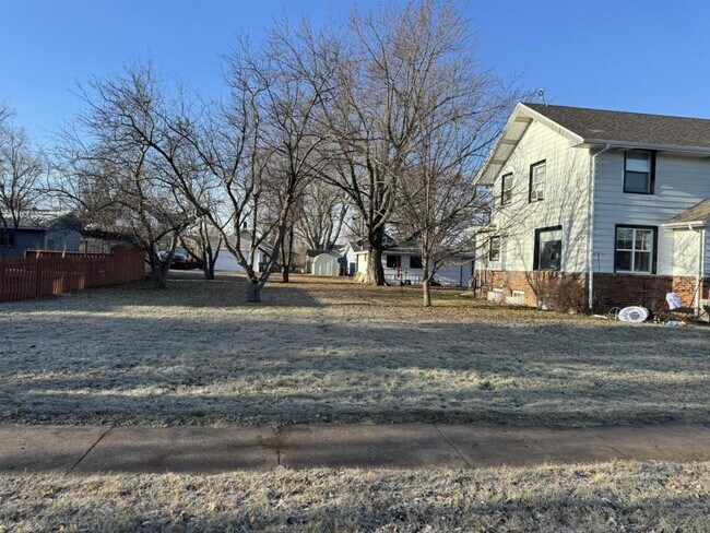 Building Photo - 1502 east 5th street