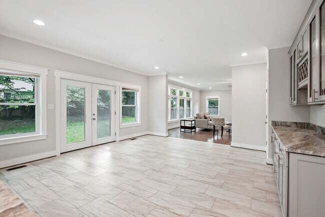Building Photo - 5804 Poplar Ln