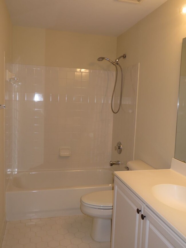 Building Photo - Beautiful Townhome - Vienna