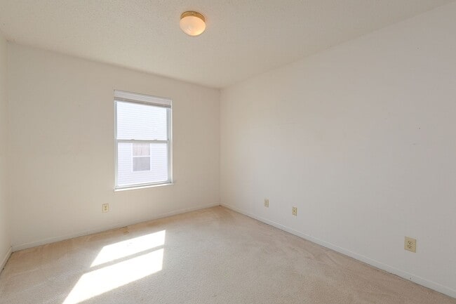 Building Photo - Spacious 4-Bed Waterfront Home in Westmere...
