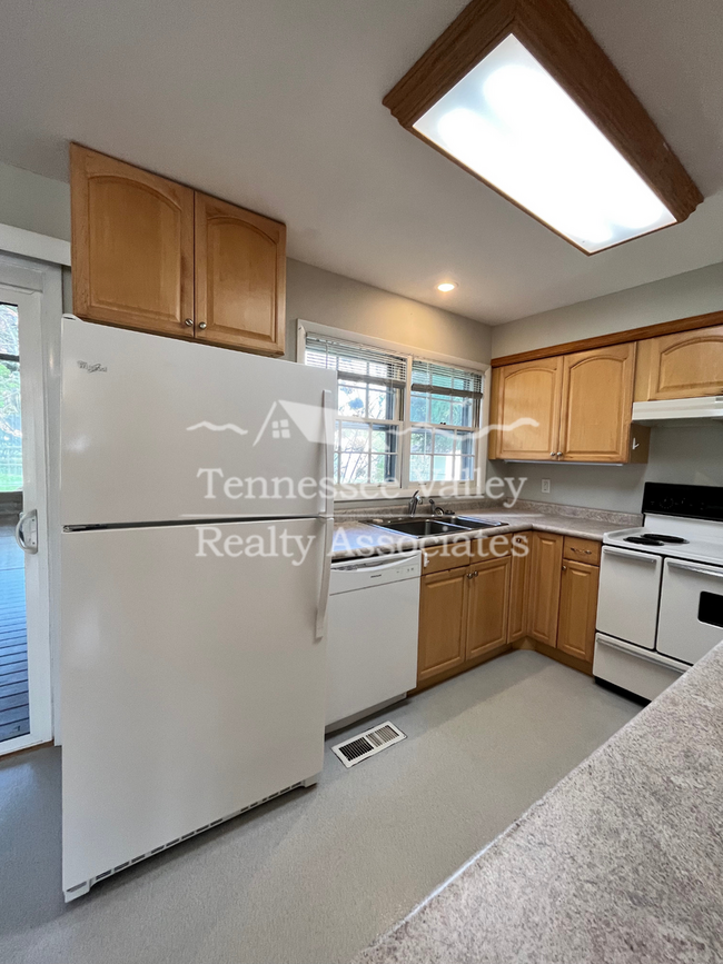 Building Photo - STUNNING 3 BED/2 BATH with Amazing Outdoor...