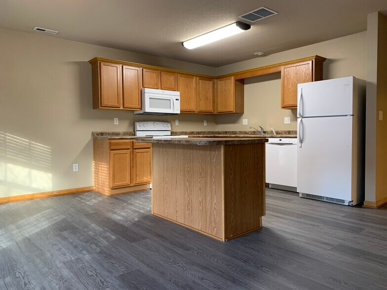 Kitchen - 387 NE Kingwood