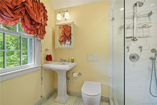 Building Photo - 99 Cantitoe St