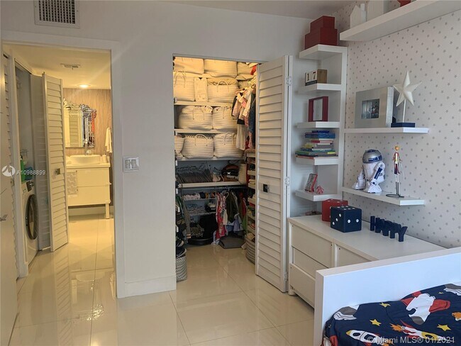 Building Photo - 2333 Brickell Ave