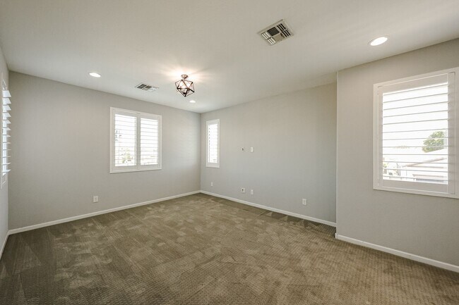 Building Photo - Beautiful 5bedrooms-2Baths Modern Style Home!