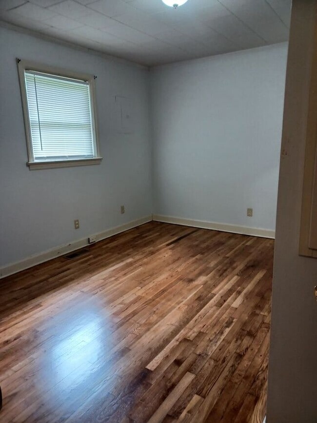 Building Photo - AVAILABLE 2BD/1BA Duplex in Granite Falls