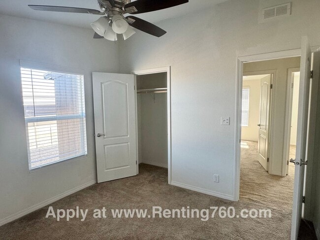 Building Photo - Huge 4 Bedroom Home!!