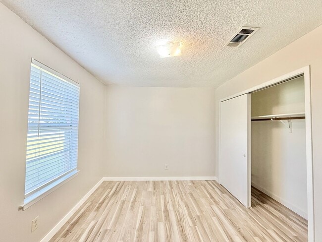 Building Photo - Spacious 3-Bedroom Home