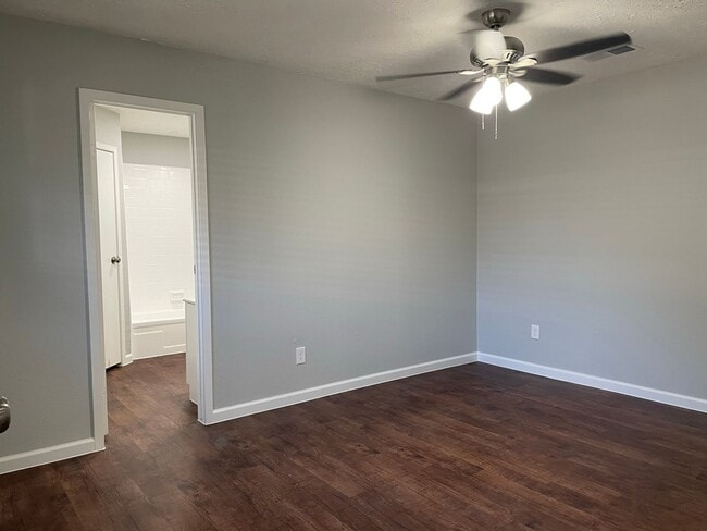 Building Photo - Charming 2 beds/2 baths duplex with privat...