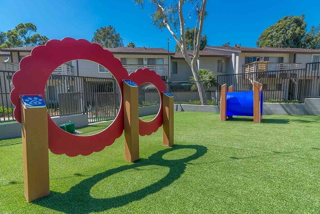 Building Photo - Village Green