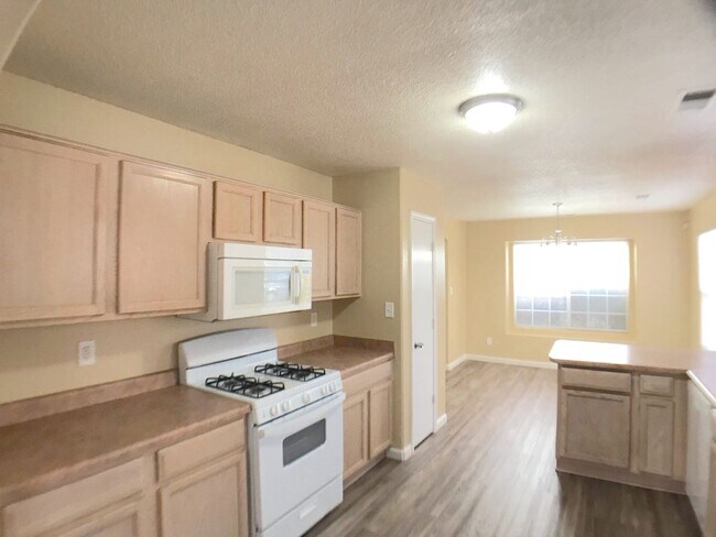 Building Photo - Ventana Ranch 3 bedroom. Newer Flooring! No Carpet. Huge open living space. Great location.