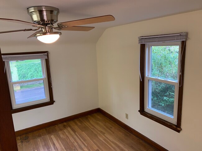 Building Photo - 1015 Willow Dr