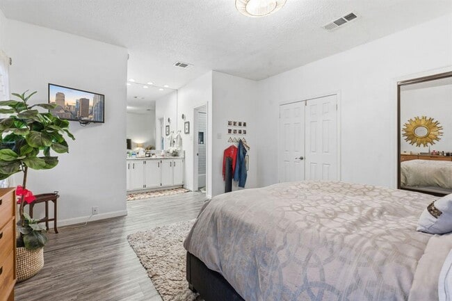 Building Photo - 10819 Crown Colony Dr