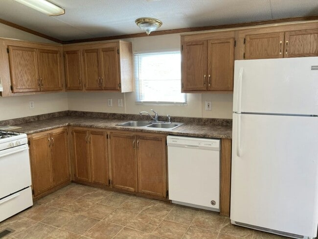 Building Photo - 889 Fernwood Dr