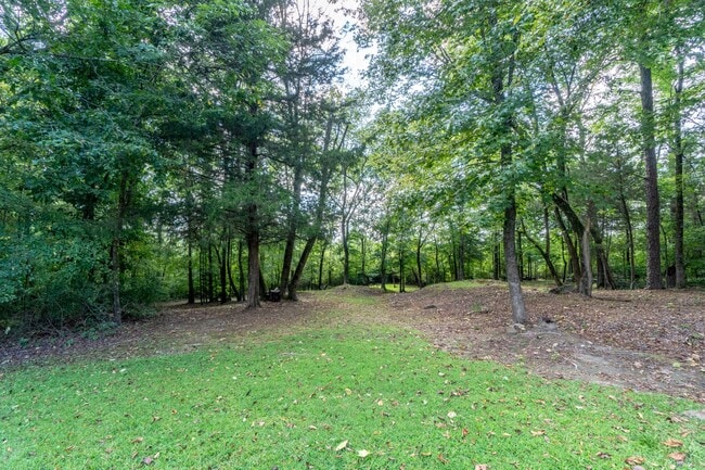 Building Photo - Meticulously maintained property with a st...