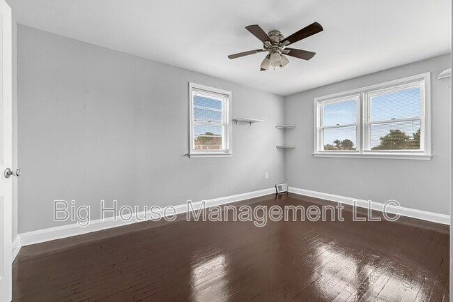 Building Photo - 2107 Hawthorne Rd